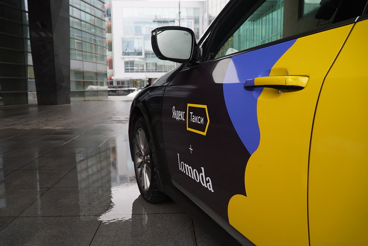 Яндекс.Такси и Lamoda устроят фотоаттракцион в такси